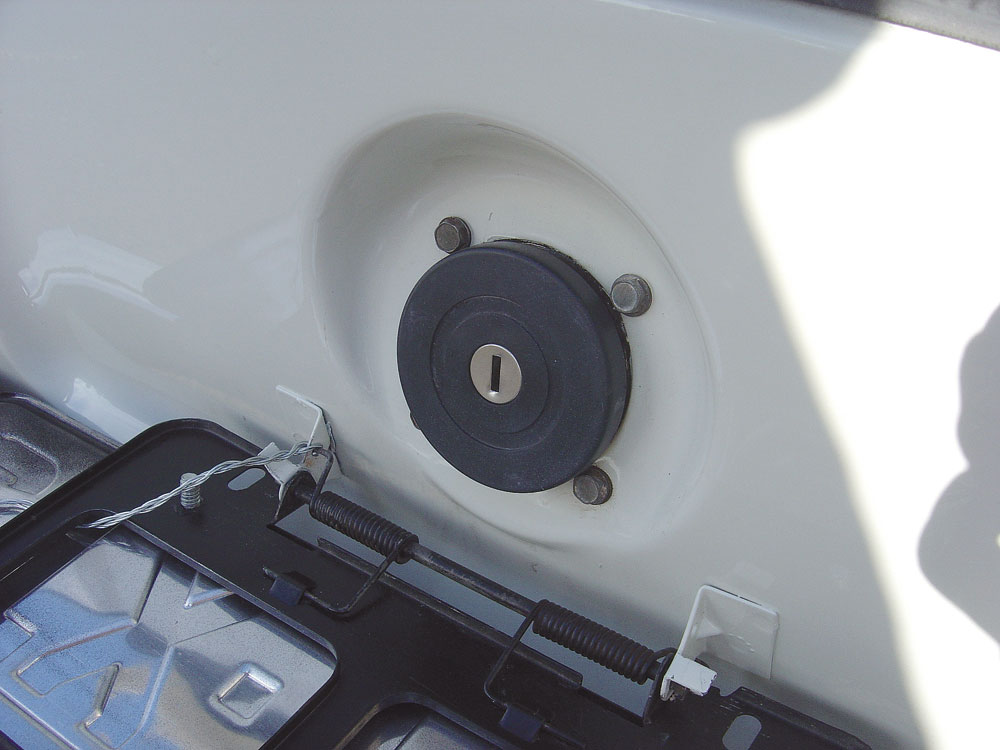 O bocal do tanque de combustível fica posicionado atrás da placa de licença